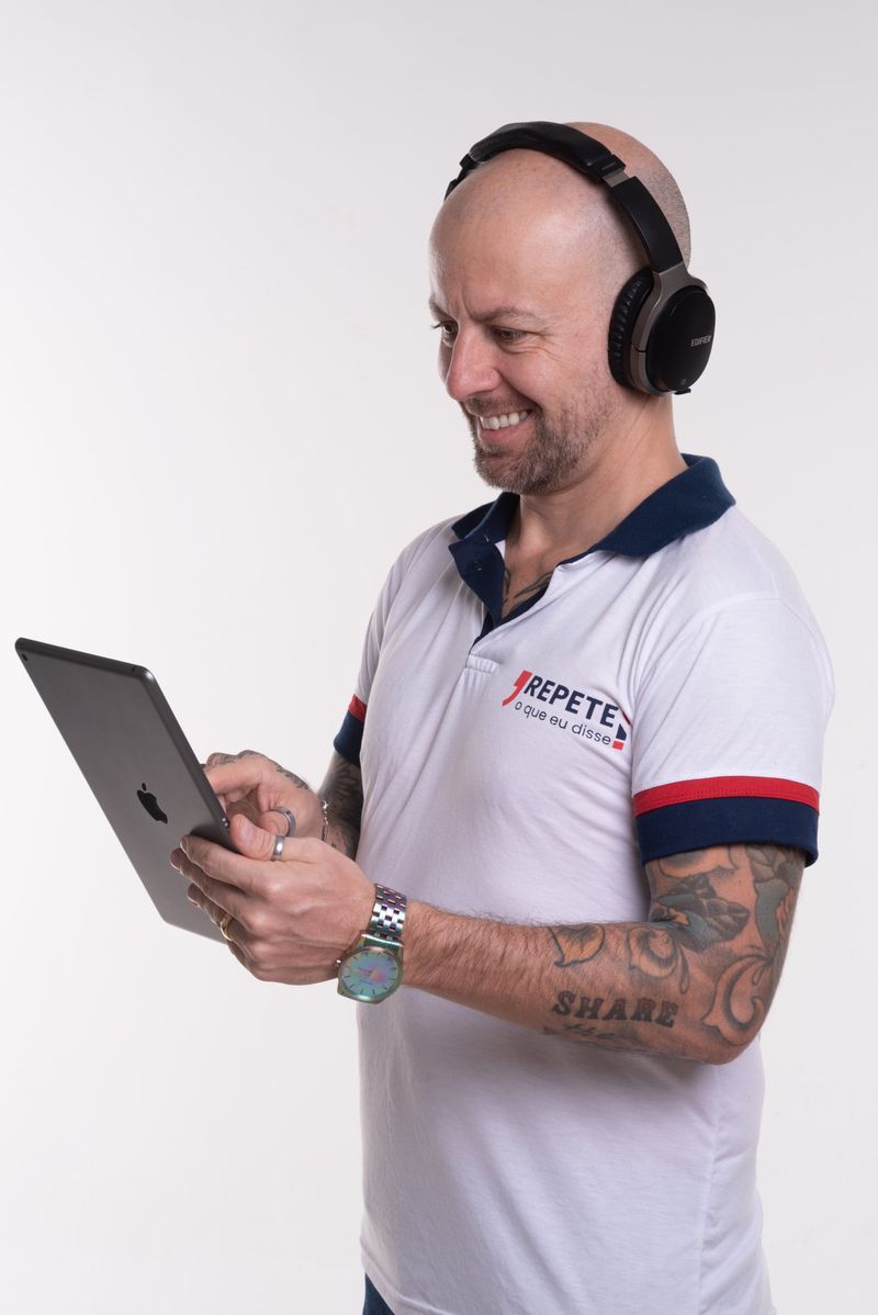 Rafa Araújo de fone de ouvido, dando aula online pelo tablet