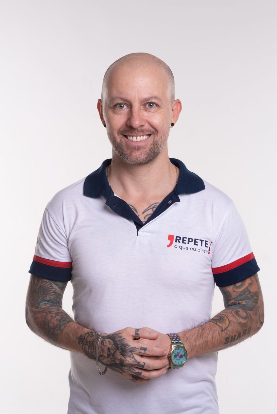 Professor Rafa Araújo sorrindo, com a camisa polo da Repete o que eu disse